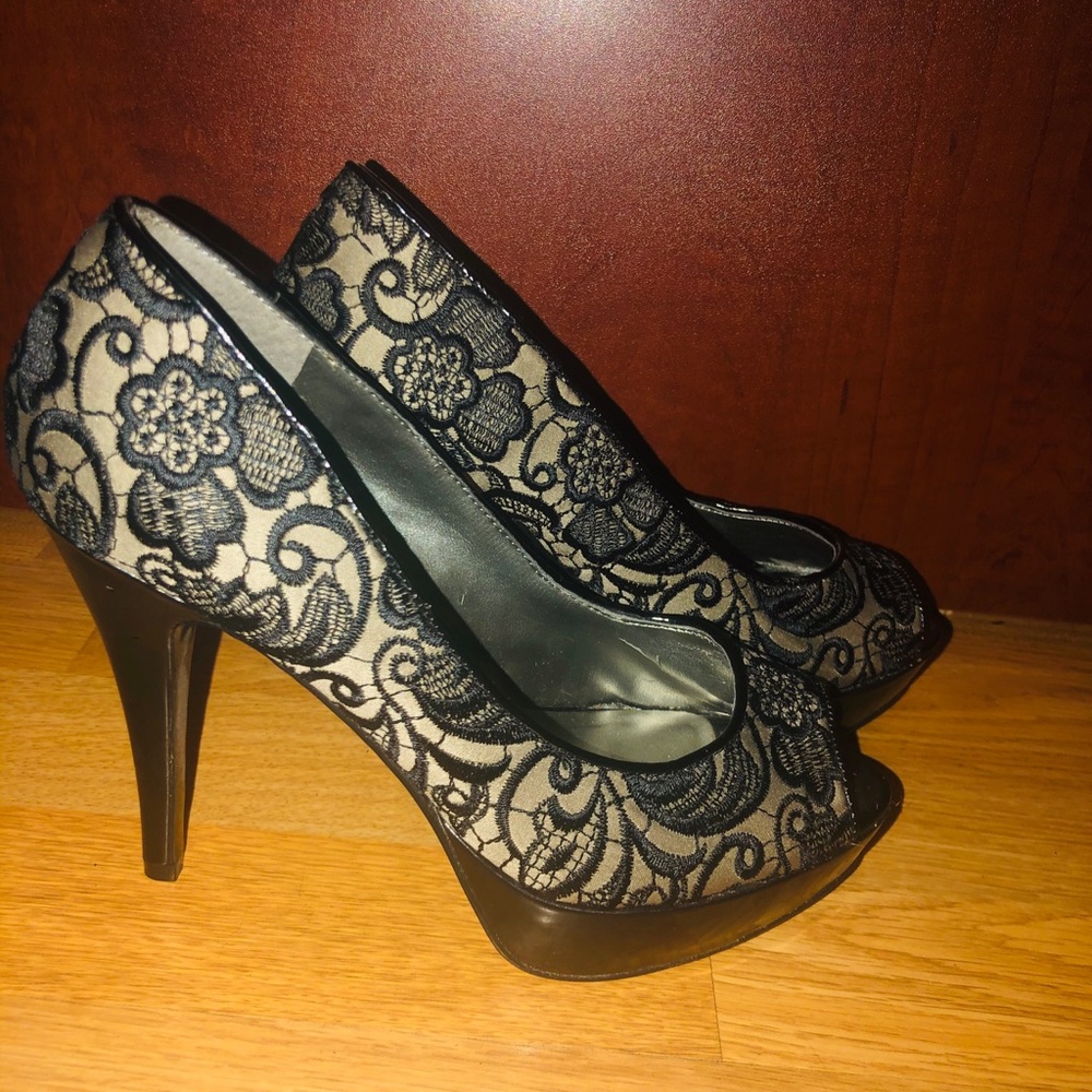 🎉HOST PICK 🎉 Guess black lace stilletto heels